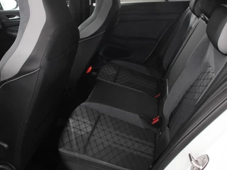 Volkswagen Golf Volkswagen Golf 1.5 eTSI 150pk DSG R-Line | Panorama dak | Navigatie | Apple Carplay/Android Auto | Climate Control | Camera | Dab | Extra Getint Glas | Adaptive Cruise Control | Virtual Cockpit | Lichtmetalen Velgen - afbeelding nr 11