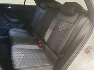 Volkswagen T-Roc Volkswagen T-Roc 1.5 TSI R-Line 150PK DSG Camera, Dodehoek detectie, Trekhaak, Keyless entry - afbeelding nr 20
