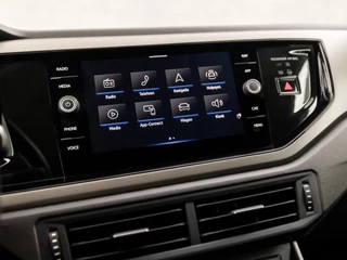 Volkswagen Polo Volkswagen Polo 1.0 TSI Sportline Automaat (APPLE CARPLAY, PARKEERSENSOREN, LM VELGEN, GETINT GLAS, SPORTSTOELEN, ADAPTIVE CRUISE, PARKEERSENSOREN, NIEUWSTAAT) - afbeelding nr 24