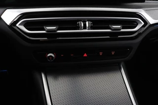 BMW 3 Serie BMW 3-serie 320e M Sport | Head-Up | Stoel & stuurverwarming |  Adaptive cruise | Sportstoelen | Adaptief LED | Sfeerverlichting | Camera | Carplay | Leder/Alcantara - afbeelding nr 16