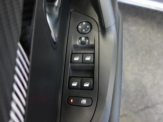 Peugeot 2008 Peugeot 2008 1.2 PureTech 130pk Automaat Allure | Navigatie | Apple Carplay/Android | Auto 360 camera | Parkeersensoren | Blind Spot Assist | Adaptive Cruise Control | Stoelverwarming | Getinte ramen | Climate Control - afbeelding nr 10