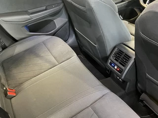 Volkswagen Golf Volkswagen Golf 1.5 eTSI Style Airco ECC Carplay Navi Adaptive Crusie Control Massagestoel AGR Ambiente verlichting - afbeelding nr 24