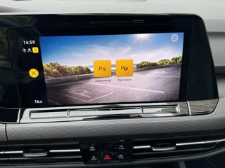 Volkswagen Golf Volkswagen Golf 1.5 eTSI R-Line Automaat | Panoramadak | LED | Black Style | Harman/Kardon HiFi | Achteruitrijcamera | Sfeerverlichting | Trekhaak afneembaar | Adaptieve cruise control | Parkeersensoren voor en achter - afbeelding nr 31