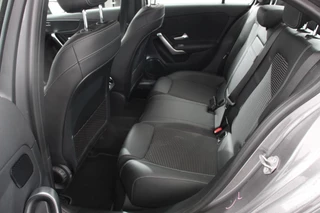 Mercedes-Benz A-Klasse Mercedes-Benz A-klasse 200 Automaat Progressive | Sfeerverlichting | Navigatie | Climate control | Camera | Parkeer sensoren | Half Lederen Bekleding | Led  | Cruise Control | LMV Velgen - afbeelding nr 12