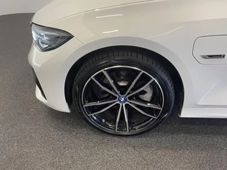 BMW 3 Serie BMW 3-serie Touring 320e M-Sport Aut-8 Panoramadak Adaptive M-Technic Chassis LED Navi Cruise Control PDC VA 19