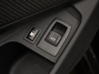 BMW 3 Serie BMW 3-serie Touring 320e M Sport (PANORAMADAK,APPLE CARPLAY,NAVI,SFEERVERLICHTING,STOELVERWARMING,CAMERA,LEDER,CRUISE,CLIMATE) - afbeelding nr 27
