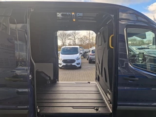 Ford Transit Ford Transit 2.0 TDCi EcoBlue 330 L2 Trend 170pk | 2x Zijschuifdeur | 3 Zitplaatsen Leder | Camera |  Apple Carplay Android Auto | Cruise | PDC | - afbeelding nr 6