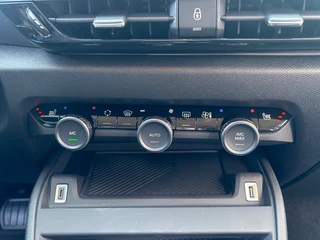 Citroën C4 X Citroën C4 X 1.2 PT. SPORT PACK AUTOMAAT NAVI WIDESCREEN PDC-CAMERA. - afbeelding nr 19