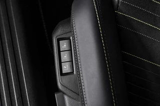 Peugeot 2008 Peugeot 2008 1.2 PureTech 130 PK GT - Automaat | Dig. Cockpit | Adapt. Cruise | Elek. stoel | Stoelverw. | PDC | Camera | NAV+App. Connect | Auto. Airco | LM 17