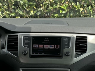 Volkswagen Golf Sportsvan Volkswagen Golf Sportsvan 1.0 TSI Connected Series, NL AUTO, NAP, ECC-AIRCO, NAVI, DODEHOEK, CRUISE, CAMERA, PARKEERSENSOREN, TREKHAAK, LICHTMETAAL 16
