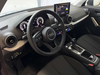 Audi Q2 Audi Q2 35 TFSI 1.5 ✅NIEUW MODEL✅ S EDITION 150PK VIR.COCKPIT ELEK.KLEP TOUCHSCREEN CARPLAY NAVI CAMERA MATRIX LED STOELVERW. PDC KEYLESS 11/2024 