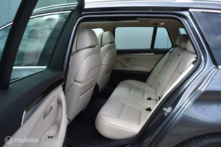 BMW 5 Serie BMW 520d Touring Luxury Mineralgrau Leder Pano HUD 360°Cam Comfortstoelen Keyless 18