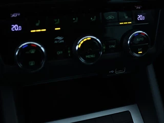 Škoda Octavia Skoda Octavia 1.5 TSI Business Edition | Stoelverwarming |  Trekhaak | Carplay | Half leder | Navigatie | Climate control | Parkeerhulp | Cruise control - afbeelding nr 20