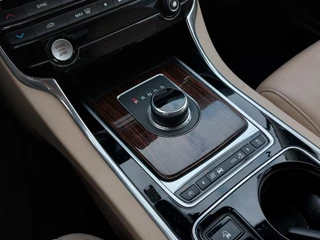 Jaguar XE 2.0 D 163pk Automaat Portfolio Premium Business Pack | Origineel NL | Navi | Bi-Xenon | Clima | Cruise | Leder+Verwarmd+Elek.Verstel | Pdc V+A+Camera | Rijstrook+Licht+Regensensor | 19''lm - afbeelding nr 16
