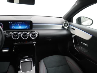Mercedes-Benz A-Klasse Mercedes-Benz A-Klasse A180 AMG // Multibeam LED // Sfeerverlichting // Adaptief Onderstel // 19