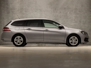 Peugeot 308 Peugeot 308 SW 1.2 PureTech Sport (PANORAMADAK, APPLE CARPLAY, GROOT NAVI, PARKEERSENSOREN, SPORTSTOELEN, GETINT GLAS, CRUISE, LANE ASSIST, NIEUWE APK, NIEUWSTAAT) - afbeelding nr 4