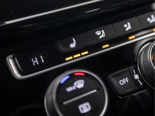 Volkswagen Golf 150Pk Automaat (DIGITAL COCKPIT, APPLE CARPLAY, GROOT NAVI, ALCANTARA, STOELVERWARMING, MASSAGE, CAMERA, GETINT GLAS, KEYLESS, ADAPTIVE CRUISE, NIEUWE APK - afbeelding nr 11