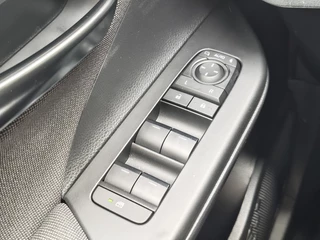 Toyota C-HR Toyota C-HR 1.8 Hybrid 140 First Edition | Navi | Sensoren v/a | El. Achterk - afbeelding nr 23