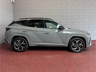 Hyundai Tucson Hyundai Tucson NIEUWE AUTO 1.6 T-GDI PHEV 252PK 4WD N-LINE SKY PANO. 360.CAMERA ELEK.KLEP ELEK.STOEL/GEHEUG.VERWARMD SUBWFR 19''LMV ZWARTE HEMEL HEADUP STOELKOELING STUURVERW. PLUG IN HYBRIDE - 5 JAAR GARANTIE 4X4 - afbeelding nr 80