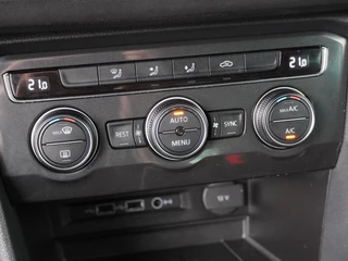 Volkswagen Tiguan - Navigatie - Climate control - Adaptieve Cruise control - 17 inch LM velgen - 1600 KG trekgewicht - 12 maanden garantie - afbeelding nr 36