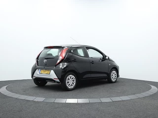 Toyota Aygo Toyota Aygo 1.0 VVT-i x-play Automaat | Carplay navigatie | Camera | Airco - afbeelding nr 2