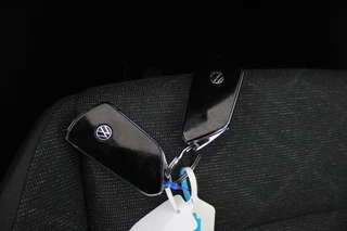 Volkswagen Golf Volkswagen Golf 1.0 TSI Life (PARKEERSENSOREN, CAMERA, SFEER, CRUISE CONTROL ADAPTIEF, PARKEERSENSOREN, NAVIGATIE, NL-AUTO) - afbeelding nr 24