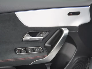 Mercedes-Benz A-Klasse Mercedes-Benz A-Klasse A180 AMG // Multibeam LED // Sfeerverlichting // Adaptief Onderstel // 19