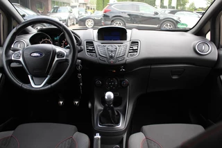 Ford Fiesta Ford Fiesta 1.0 EcoBoost ST Line / Navigatie / Parkeerhulp achter / 17'' / Xenon / DAB / Getint glas / Cruise Control - afbeelding nr 2