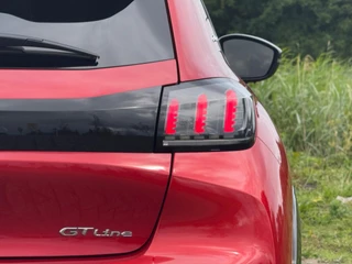 Peugeot 208 Peugeot 208 1.2 PureTech GT-Line 130pk Automaat - Rouge Elixer - Carplay/3D Dash/LED pakket - afbeelding nr 31