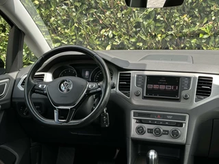Volkswagen Golf Sportsvan Volkswagen Golf Sportsvan 1.0 TSI Connected Series, NL AUTO, NAP, ECC-AIRCO, NAVI, DODEHOEK, CRUISE, CAMERA, PARKEERSENSOREN, TREKHAAK, LICHTMETAAL 16