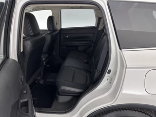 Mitsubishi Outlander Aut. *NAVI-FULLMAP | LEATHER-FABRIC | COMFORT-SEATS | CAMERA | ECC | KEYLESS | SHIFT-PADDLES | TOWBAR | 16