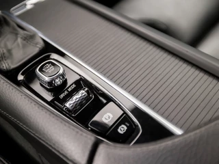 Volvo V90 Volvo V90 2.0 T5 Momentum 255Pk Automaat (APPLE CARPLAY, GROOT NAVI, LEDER, CAMERA, ADAPTIVE CRUISE, ELEK SPORTSTOELEN, STOELVERWARMING, GETINT GLAS, NIEUWE APK, NIEUWSTAAT) - afbeelding nr 27