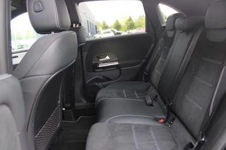Mercedes-Benz B-Klasse Mercedes-Benz B-klasse 250e 218PK BUSINESS SOLUTION AMG NIGHT EDITION | NAVIGATIE | SFEERVERLICHTING | ACHTERUITRIJCAMERA | PARKEERSENSOREN VOOR / ACHTER | ALCANTARA / KUNSTLEDER BEKLEDING | VOORSTOELEN VERWARMBAAR | VERLICHTE INSTAPLIJSTEN | LICHTMETALEN AMG DUBBELSPAAKS VELGEN 18