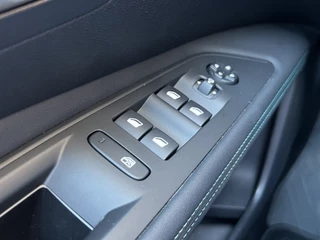 Peugeot 3008 Peugeot 3008 1.2 130 pk Automaat Allure Pack Navigatie Camera Carplay ACC DAB Stoelverwarming Keyless Led 18 Inch Velgen Zwart Dak Parkeersensoren Getint Glas - afbeelding nr 24