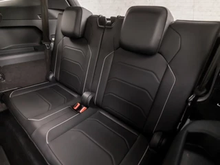 Volkswagen Tiguan Allspace 150Pk Automaat (PANORAMADAK, DIGITAL COCKPIT, APPLE CARPLAY, MEMORY SEATS, LEDER, STOELVERWARMING, 360 CAMERA, GETINT GLAS, ADAPTIVE CRUISE, NIEUWSTAAT) - afbeelding nr 18