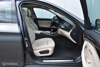 BMW 5 Serie BMW 520d Touring Luxury Mineralgrau Leder Pano HUD 360°Cam Comfortstoelen Keyless 18