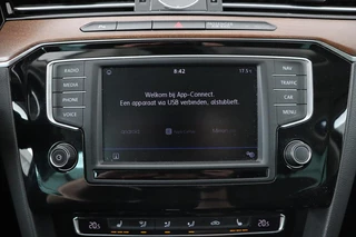 Volkswagen Passat Volkswagen Passat 1.4 TSI TSI Highline | Stoelverwarming | Carplay |  Trekhaak| Leder/Alcantara | Full LED | Navigatie | Adaptive cruise | Climate control - afbeelding nr 10