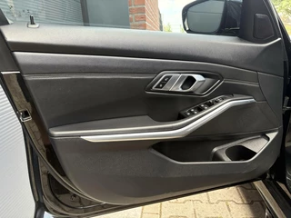 BMW 3 Serie BMW 3-serie 330i High Executive, M Pakket, Schuifdak, 19