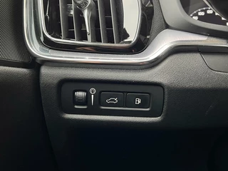 Volvo V60 Volvo V60 2.0 T6 Twin Engine AWD Momentum Pro | 340 PK | Stoelverwarming | Cruise Control | Achteruitrijcamera | Apple Carplay | Navi | Botspreventie | - afbeelding nr 16