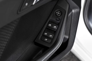 BMW 1 Serie | Cruise | PDC | NAV+ Apple Car Play | EEC | LM 19
