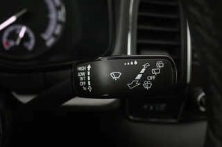 Škoda Karoq Skoda Karoq 1.5 TSI ACT Ambition Business (ACHTERUITRIJCAMERA, PARKEERSENSOREN, CRUISE CONTROL, NAVIGATIE, AUTOMAAT) - afbeelding nr 12