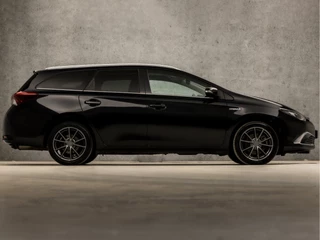 Toyota Auris Toyota Auris Touring Sports 1.8 Hybrid Sport Automaat (PANORAMADAK, NAVIGATIE, LEDER, STOELVERWARMING, CAMERA, SPORTSTOELEN, KEYLESS, LED KOPLAMPEN, NIEUWE APK, NIEUWSTAAT) - afbeelding nr 4