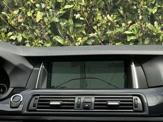 BMW 5 Serie BMW 5-serie 528xi High Executive, NL AUTO, NAP, PANO, NAVI, CRUISE, ECC-AIRCO, HUD, DODEHOEK, COMFORT STOELEN, CAMERA, LICHTMETAAL 17