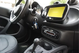 Smart Fortwo Verwarmd stuurwiel | Stoelverwarming | Cruise control | LED pakket | 15inch sportvelgen | Touchscreen Full Map Navigatie | BlueTooth interface | Mirrorlink/ Android Auto | Achteruitrijcamera | Parkeersensoren | - afbeelding nr 18