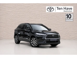Toyota Corolla Cross Hybrid 140 Style Automaat | Premium Pack | Stoelverwarming voorstoelen | Stuurwielverwarming | Stoelbekleding van luxe stof antraciet met zwarte kunstlederen accenten | Parkeer- & manoeuvreerhulp d.