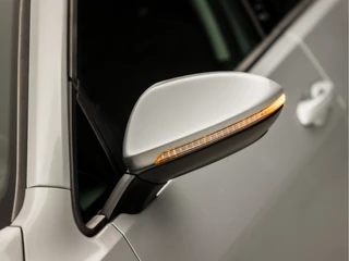 Volkswagen Golf Volkswagen Golf 1.0 TSI Luxury Automaat (APPLE CARPLAY, GROOT NAVI, CLIMATE, STOELVERWARMING, SPORTSTOELEN, ADAPTIVE CRUISE, LM VELGEN, GETINT GLAS, PARKEERSENSOREN, NIEUWE APK, NIEUWSTAAT) - afbeelding nr 35