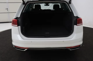 Volkswagen Passat Volkswagen Passat 1.4 TSI PHEV GTE | Head-Up | Stoelverwarming |  Camera | Adaptive cruise | Massage | Side Assist | Carplay | Matrix LED | Achterbankverwarming | Navigatie - afbeelding nr 15