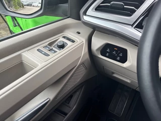 Volkswagen Multivan Volkswagen Multivan 2.0 TSI DSG BULLI EDITION GLASDAK/CAMERA/TREKHAAK/H&K/LEDER/MEMORY - afbeelding nr 17