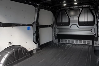 Ford E-Transit Ford E-Transit Cust. 320 L2H1 Limited 65 kWh 218pk | VOORRAAD | Inklapbare trekhaak | 17 inch lichtmetalen velgen (Carbonised Grey) | Driver Assistent Pack Premium | AGM accu | 3-fase laadkabel mode 3 32A, 10 meter | Centrale dubbele vergrendeling | Vehicle Integration System - afbeelding nr 15