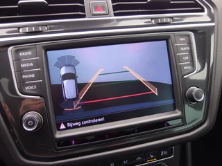 Volkswagen Tiguan AUTOMAAT / PANORAMADAK / ACC / STOELVERW / CAMERA / TREKHAAK / CARPLAY / ACHTERBANK VERW / CLIMA / NAVI - afbeelding nr 11